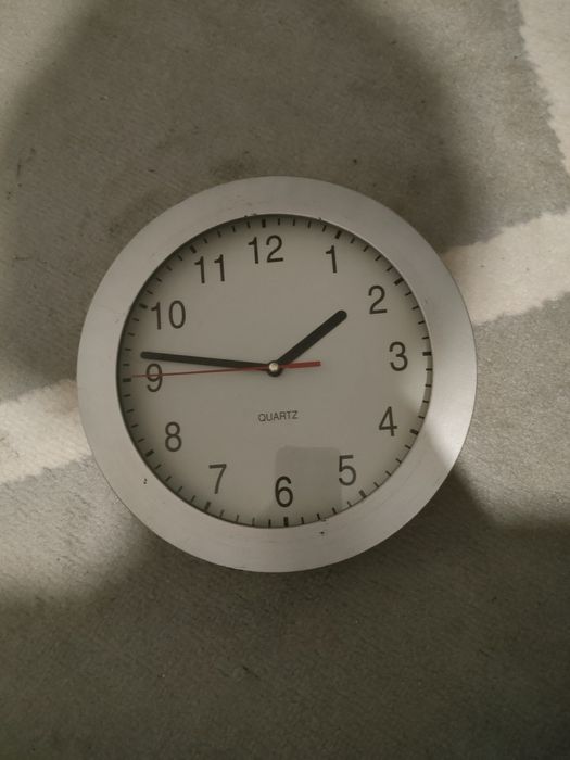 Zegar ścienny w kolorze szarym firmy Quartz