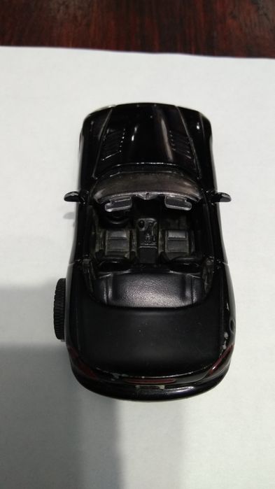 Колекційна машинка Dodge Viper SRT-10.