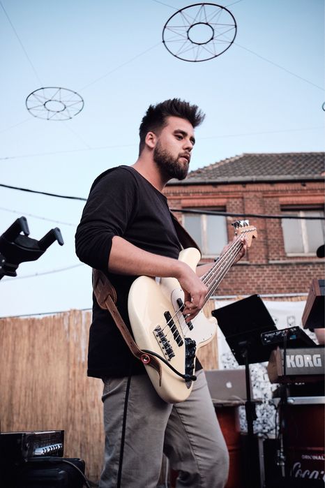 Lekcje gry na gitarze basowej. Nauka gry na basie. Wrocław lub ONLINE