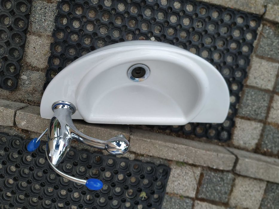 umywalka łazienkowa  z baterią ,wysyłka
