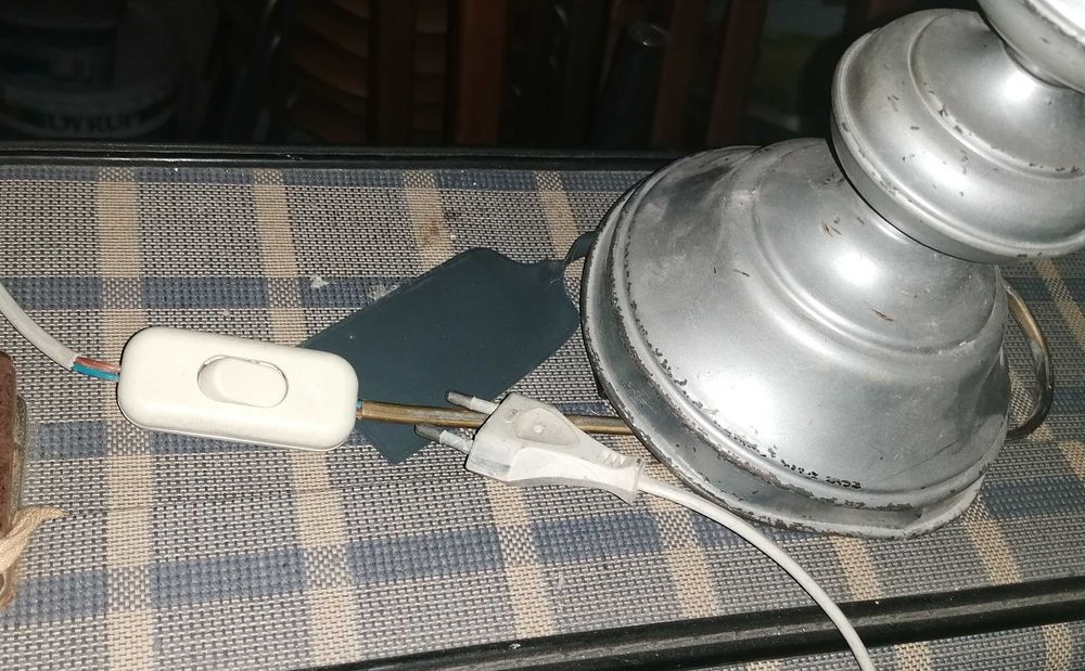 Candeeiro mesinha cabeceira, muito antigo, por 5€