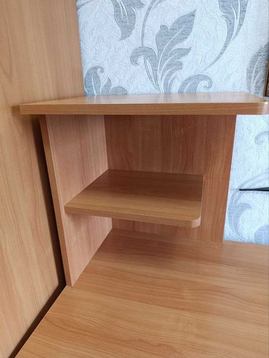 Стіл комп'ютерний