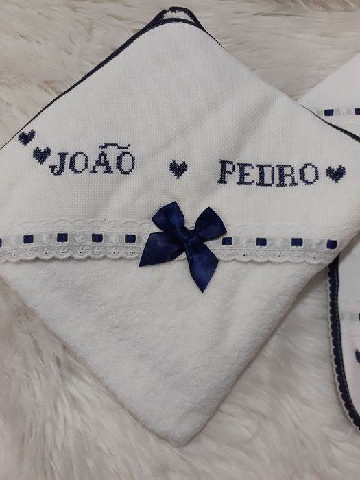 Conjunto toalha, fralda e baba bordado à mão