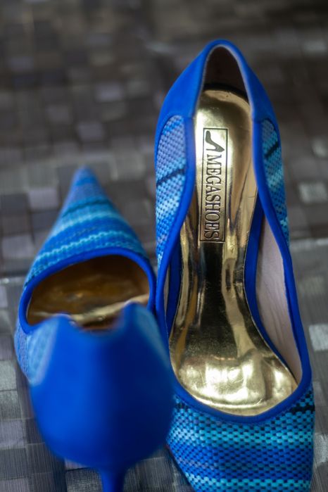 Sapatos de salto agulha em camurça azul com estampa geométrica texturizada