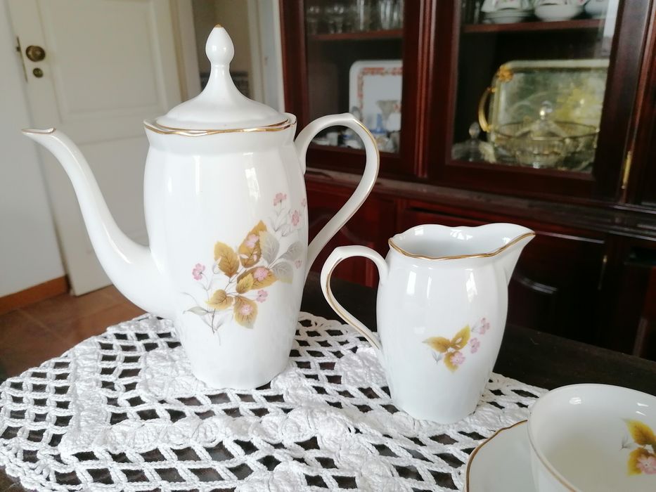 Vendo serviço de café em porcelana SP Coimbra motivo floral