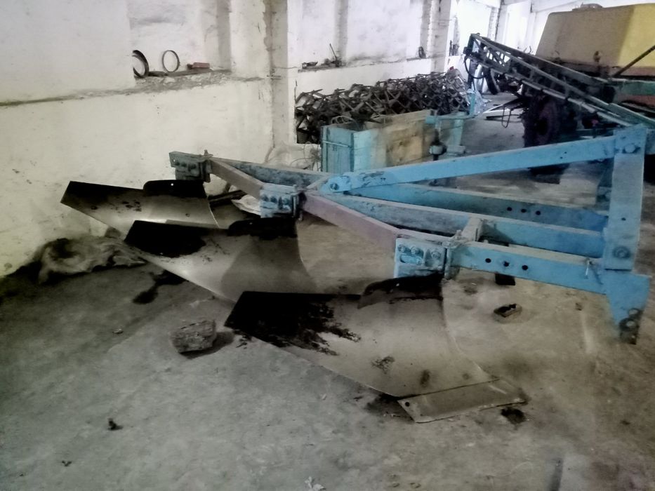 Плуг  3 корпусний