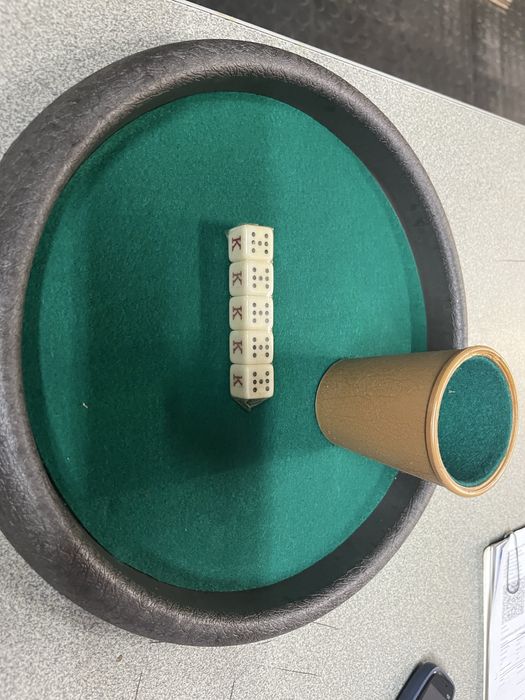 Jogo dados com tabuleiro