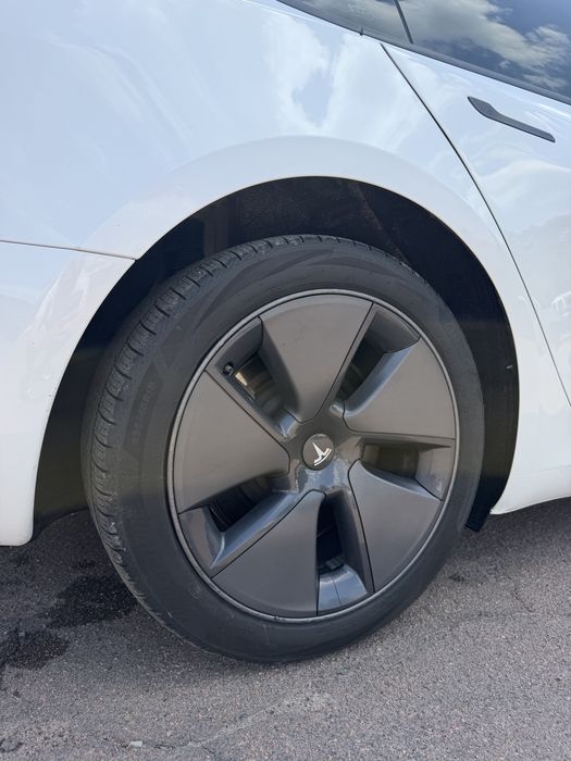 Tasla model 3 2022 рік Рест
