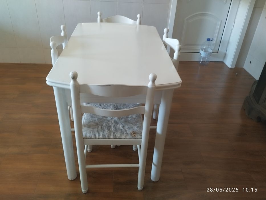 Mesa de cozinha e 4 cadeiras