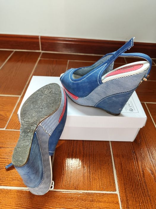 Sandálias de cunha,