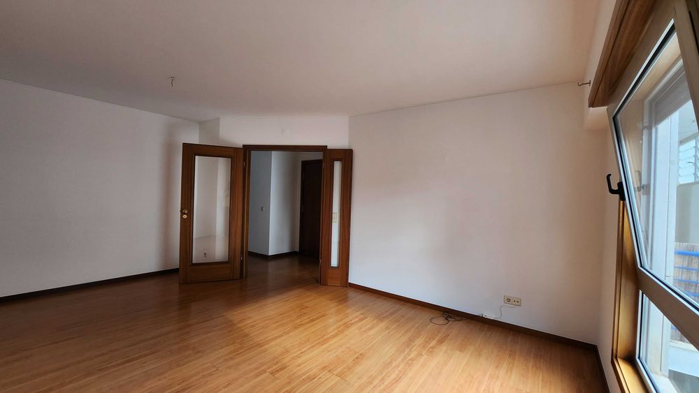 Arrenda-se apartamento T2 Vale das flores