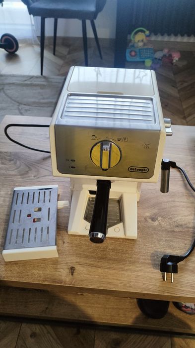 Kolbowy ekspres ciśnieniowy De'Longhi ECP33.21. Biały