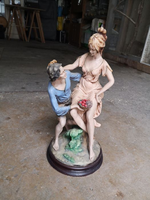 Estatueta com base de madeira, 45 cm