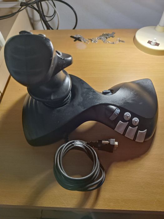 Joystick Gravis Xterminator Dual Control

- Limpo e bem conservado
- D