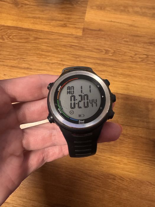 Czarny zegarek sportowy z podswietleniem