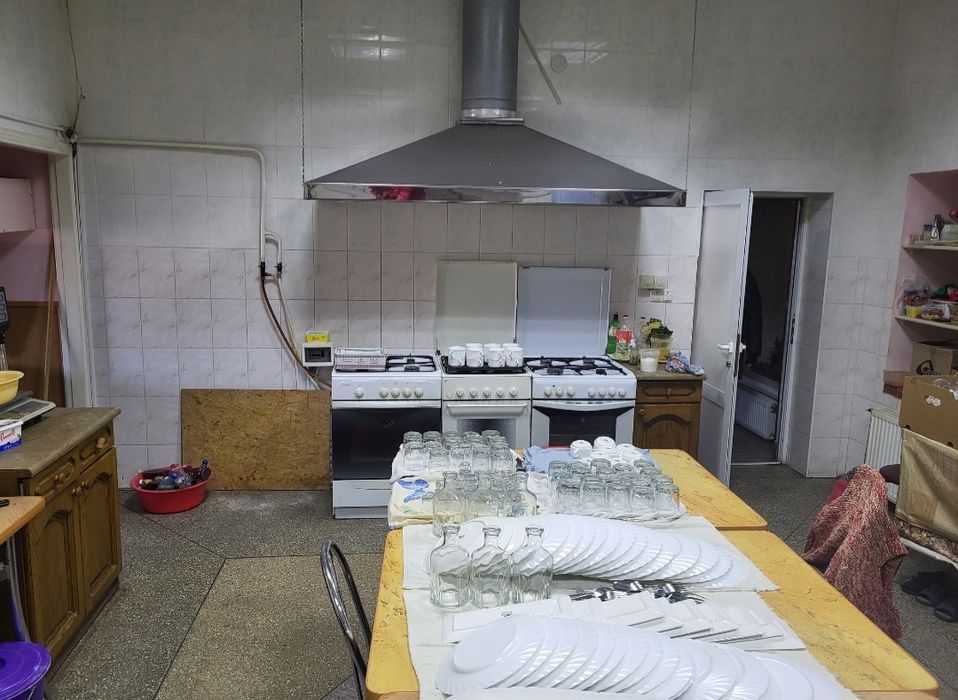 Продається окрема будівля.