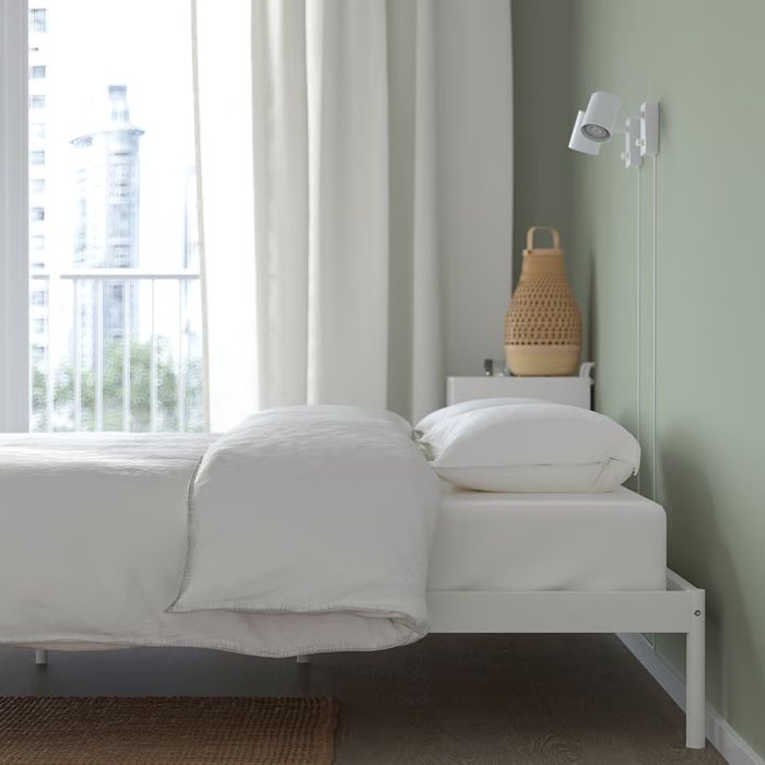 VEVELSTAD Estrutura de cama, branco, 140x200 cm + VESTERÖY Colchão molas ensacadas, firme/azul claro, 140x200 cm.
