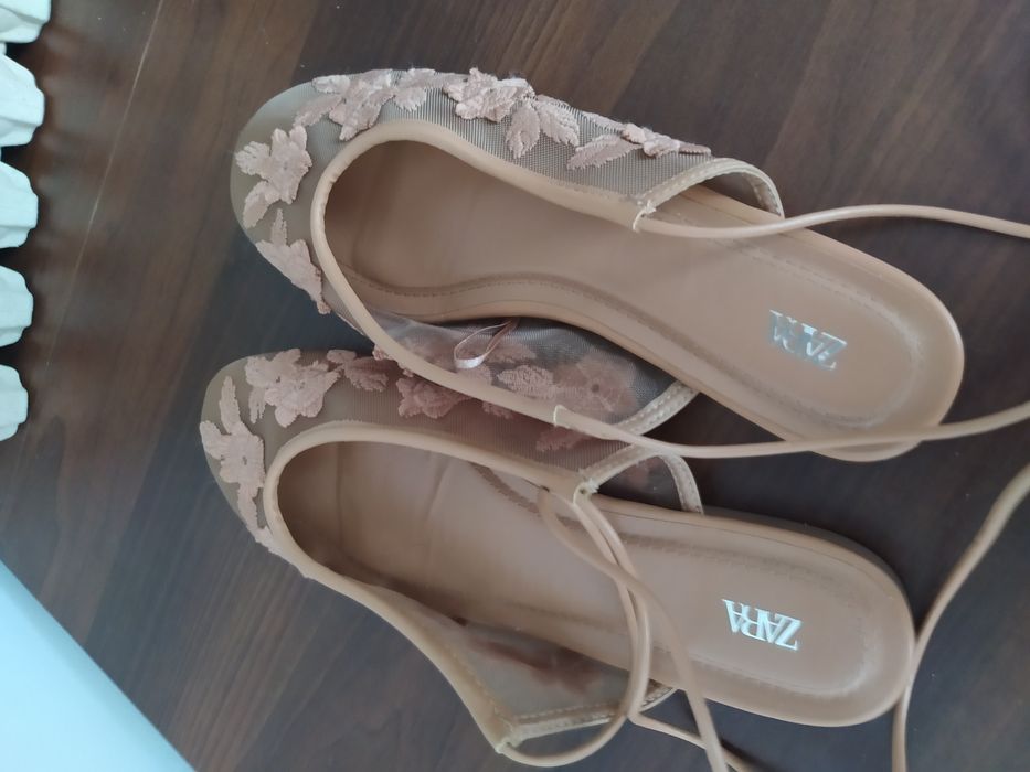 Beżowe wiązane balerinki Zara r. 38