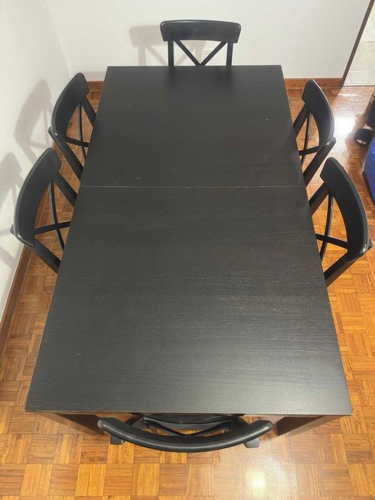 Vende se mesa IKEA com 6 cadeiras.