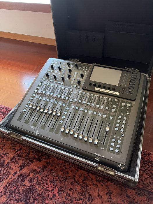 Behringer X32 Compact com hardcase