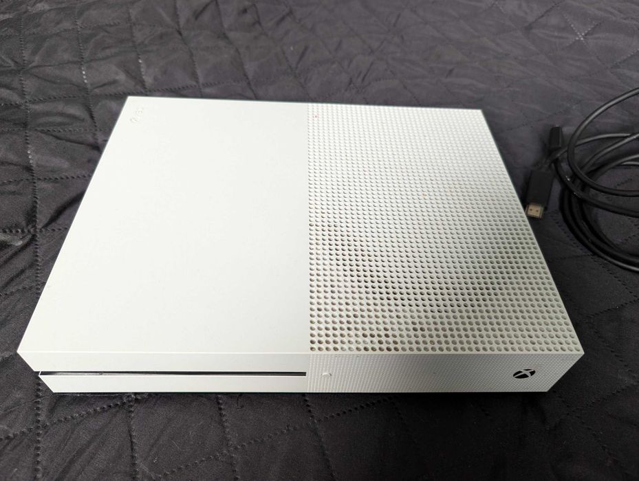 Konsola Xbox One S 1 TB z napędem + kable (bez pada)