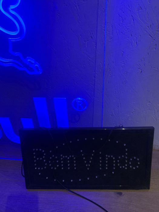 Anúncio luminoso REDBULL