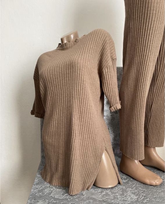 Бежевий костюм в рубчик L розмір