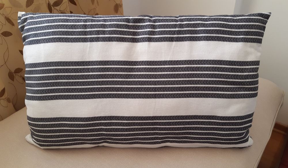 Almofada decorativa branca/cinzenta METTALISE IKEA