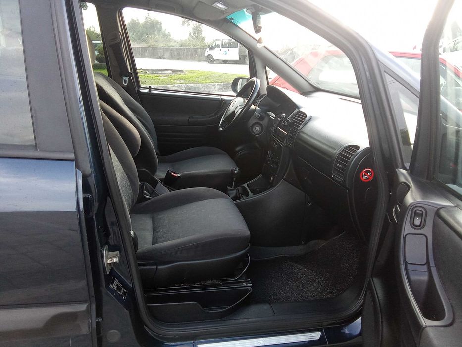 OPEL ZAFIRA bem conservado