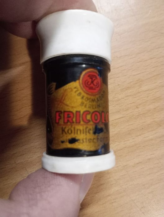 Kolekcjonerski pojemnik po wodzie kolońskiej