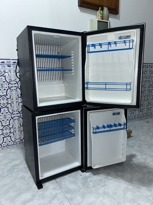 Minibar / Frigorífico pequeno – a funcionar
