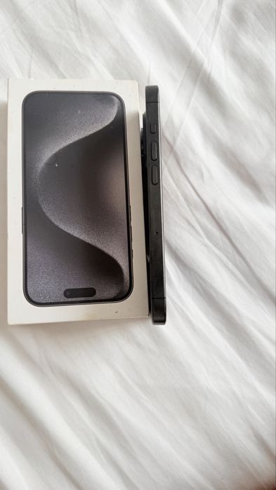 iPhone 15 Pro em muito bom estado, totalmente funcional e bem estimado.