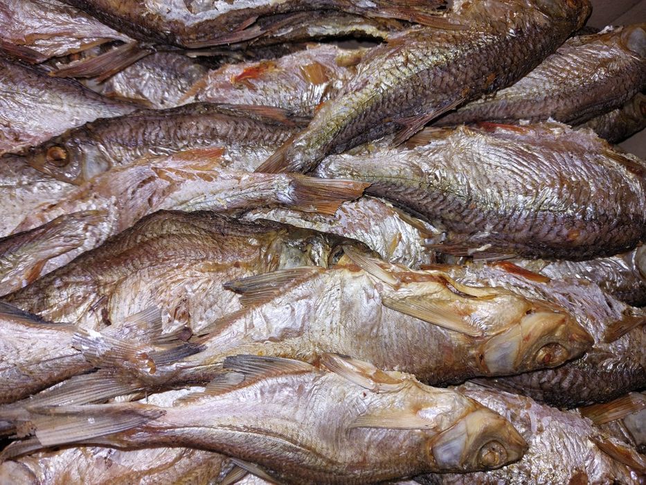 Риба з печі хрустка(плотва, карась, лящ) печена на соломі