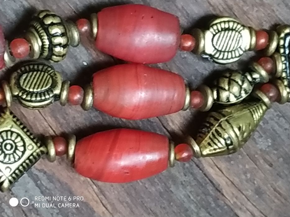 Продам коралловые бусы с бронзовыми вставками.
