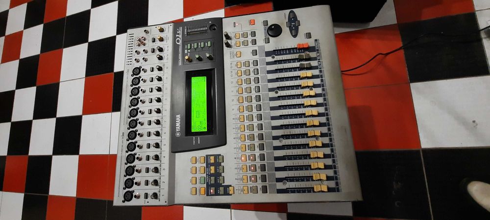 24-канальны цифровой микшер Yamaha 01 V