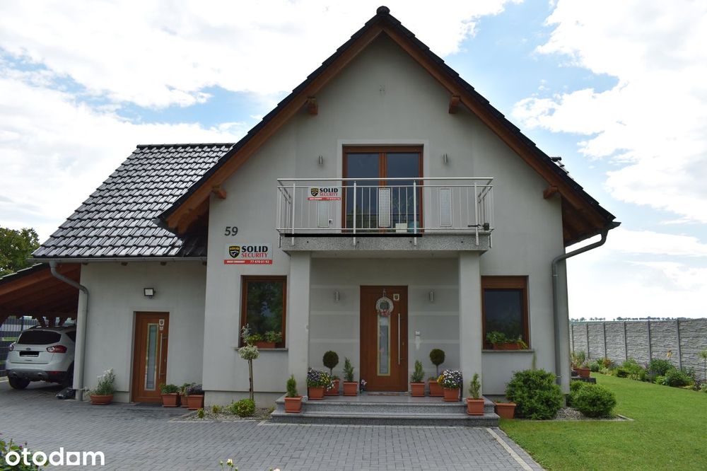 Dom wolnostojący z osobnym garażem z wiatą w spokojnej wsi
