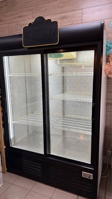 Холодильник для напоїв вітринного типу