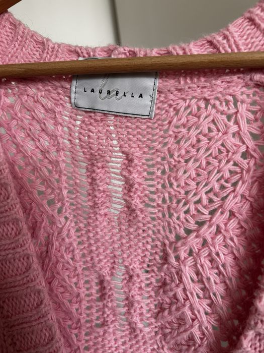Butik Laurella kardigan Melissa sweter oversize z ozdobnymi guzikami pudrowy róż