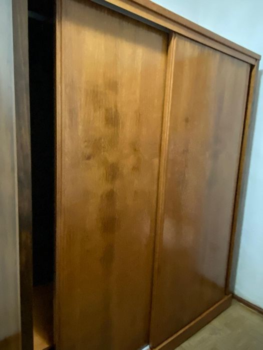 Roupeiro de cor castanho