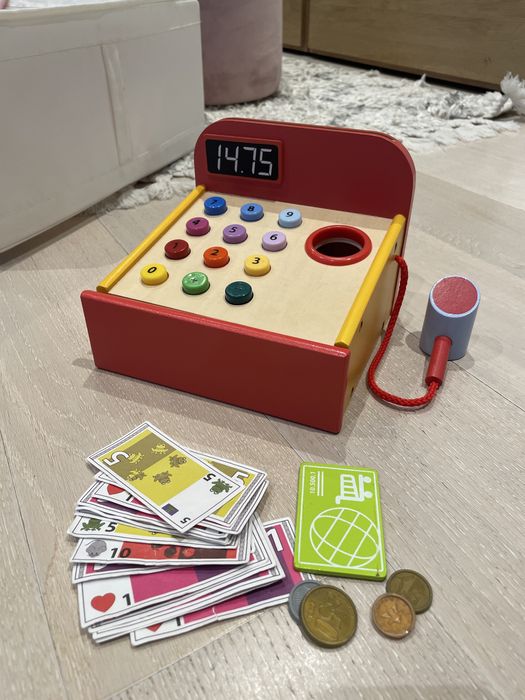 Zabawkowa kuchenka i kasa