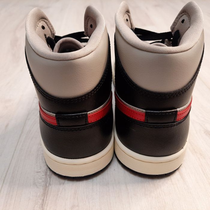 Оригінальні жіночі кросівки AIR JORDAN AIR 1 MID SHOES WHITE/BLACK BQ6