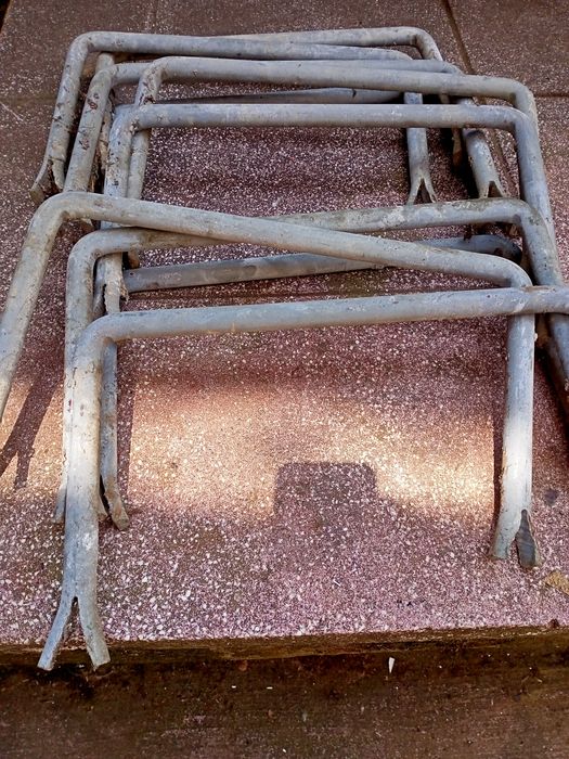 Escadas poço muros proteção ferro tratado