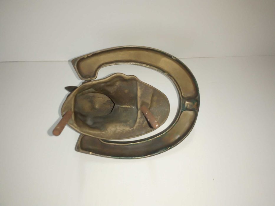 Batente de porta, em forma de cabeça de cavalo e ferradura, em latão