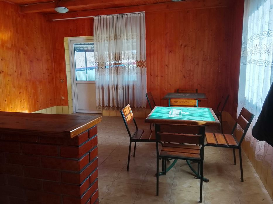 Житловий будинок з вбудованими приміщеннями комерційного призначення