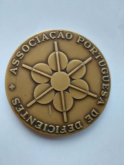 Medalha/Medalhão comemorativo da Associação Portuguesa de Deficientes