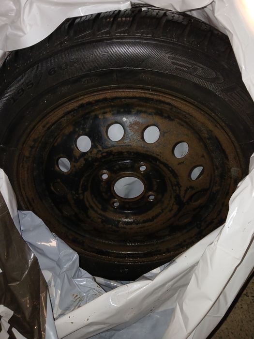 Koła Felgi stalowe 15 z oponami zimowymi Dębica 195/60 r15