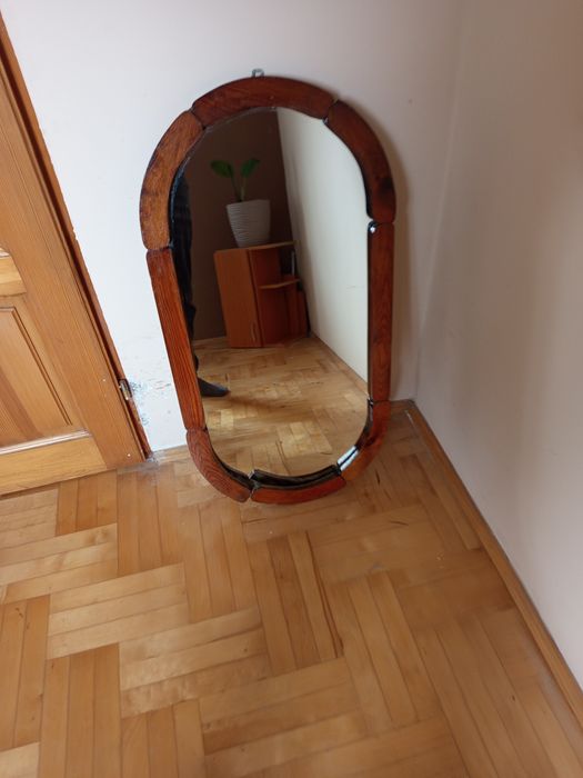 Lustro w drewnianej ramie