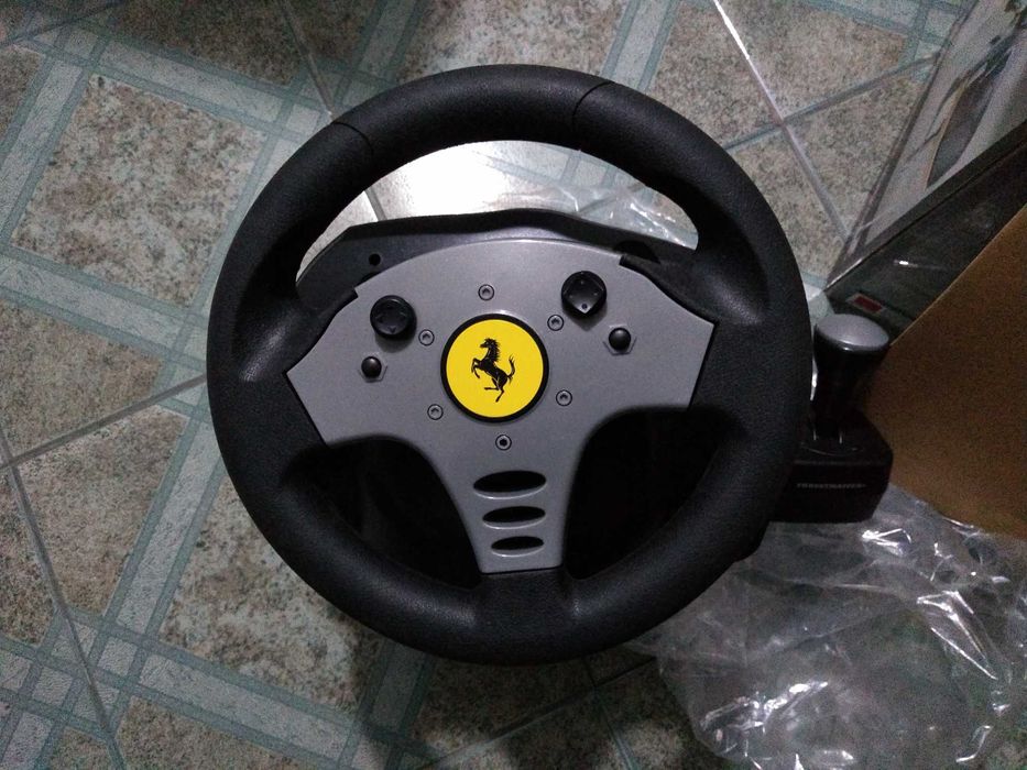 Volante Thrustmaster Ferrari  com ligação USB para PC, NOVO!