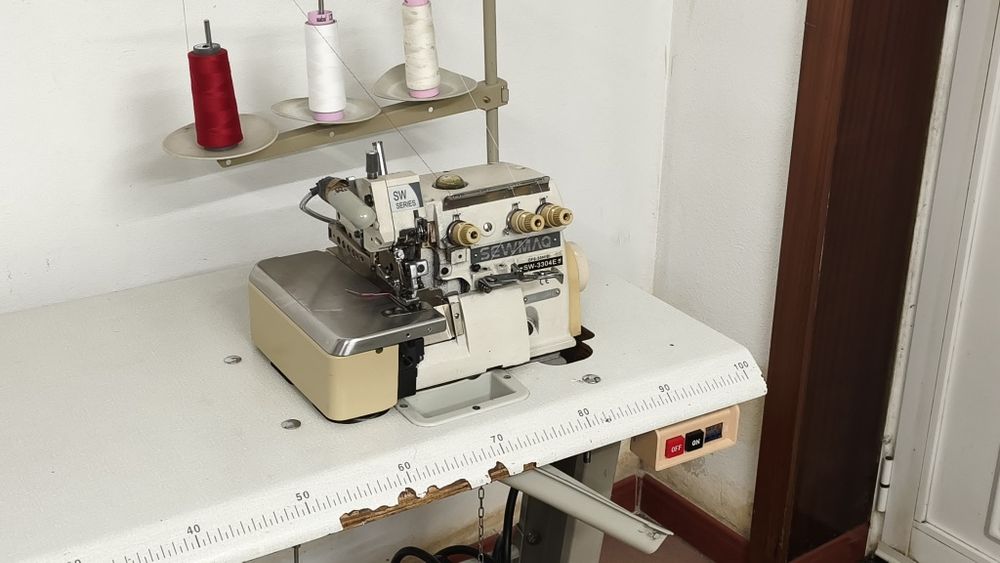 Máquina costura de corte cose (fazer rolinho)