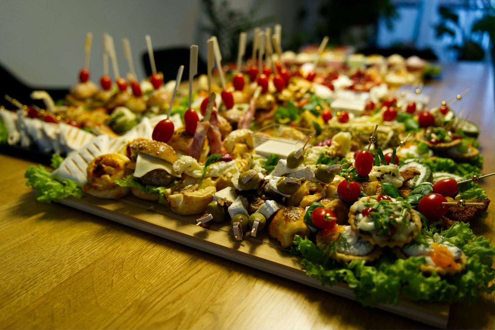 Przystawki na imprezę, party boxy, tace, catering
